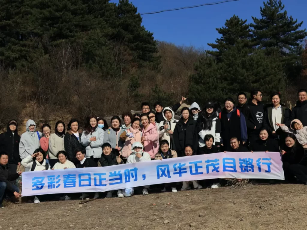 Les employés de Hangzhou Antigenne Technology Co., Ltd passent des moments agréables avec Petst : la randonnée et les activités sur l'ancienne route de Wuyue